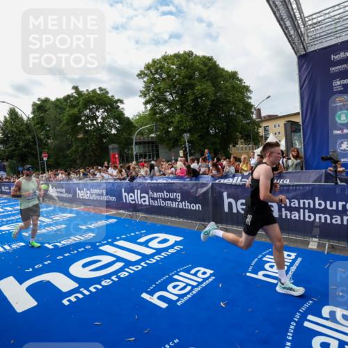 29.06.2025 - hella hamburg halbmarathon Zöllner http://msf.ph/oto/8423553 29.06.2025 10:33:13 Ziel 1910, 6473, 14276, 17802 meine-sportfotos.de