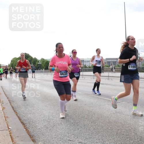 29.06.2025 - hella hamburg halbmarathon Lena Gebhardt http://msf.ph/oto/8423556 29.06.2025 10:28:15 Lombardsbrücke 5570, 12842, 2020, 6632, 18291, 13568, 11692, 1148, 3445, 5177, 5369, 5604, 5718, 5847, 5939, 6418, 6632, 7497, 7667, 7980, 8215, 8327, 9567, 9653, 9654, 9855, 10434, 11692, 11739, 12780, 12823, 12842, 13045, 13296, 13400, 13568, 13678, 13860, 14017, 14155, 15123, 15607, 15608, 16569, 16804, 18256, 18293, 18604, 19180 meine-sportfotos.de