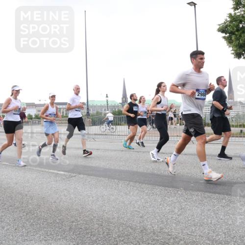 29.06.2025 - hella hamburg halbmarathon Lena Gebhardt http://msf.ph/oto/8423559 29.06.2025 10:53:06 Lombardsbrücke 12127, 12129, 10055, 2988, 0417, 1369, 1900, 2146, 2291, 2362, 2409, 2701, 2988, 3227, 3787, 4195, 4591, 4626, 4729, 5428, 6135, 6521, 7032, 7483, 7681, 7737, 8212, 8414, 8515, 8641, 8906, 9545, 9764, 10043, 10055, 10175, 10417, 10490, 10568, 10600, 10661, 10879, 10981, 11520, 11524, 11919, 12127, 12128, 12193, 12219, 12700, 12994, 13489, 13916, 13917, 14009, 14038, 14765, 14807, 14977, 14979, 16137 meine-sportfotos.de