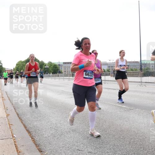 29.06.2025 - hella hamburg halbmarathon Lena Gebhardt http://msf.ph/oto/8423572 29.06.2025 10:28:15 Lombardsbrücke 557, 12842, 6632, 18291, 11692, 1148, 3445, 5177, 5369, 5604, 5718, 5847, 5939, 6418, 6632, 7497, 7667, 7980, 8215, 8327, 9567, 9653, 9654, 9855, 10434, 11692, 11739, 12780, 12823, 12842, 13045, 13296, 13400, 13568, 13678, 13860, 14017, 14155, 15123, 15607, 15608, 16569, 16804, 18256, 18293, 18604, 19180 meine-sportfotos.de