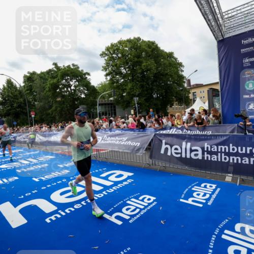 29.06.2025 - hella hamburg halbmarathon Zöllner http://msf.ph/oto/8423585 29.06.2025 10:33:14 Ziel 1910, 6473, 14167, 14276, 17175, 17802 meine-sportfotos.de