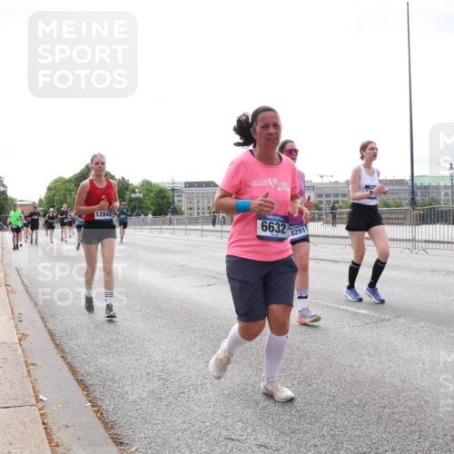 29.06.2025 - hella hamburg halbmarathon Lena Gebhardt http://msf.ph/oto/8423589 29.06.2025 10:28:15 Lombardsbrücke 12842, 557, 2020, 6632, 8291, 11692, 1148, 3445, 5177, 5369, 5604, 5718, 5847, 5939, 6418, 6632, 7497, 7667, 7980, 8215, 8327, 9567, 9653, 9654, 9855, 10434, 11692, 11739, 12780, 12823, 12842, 13045, 13296, 13400, 13568, 13678, 13860, 14017, 14155, 15123, 15607, 15608, 16569, 16804, 18256, 18293, 18604, 19180 meine-sportfotos.de