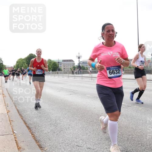 29.06.2025 - hella hamburg halbmarathon Lena Gebhardt http://msf.ph/oto/8423599 29.06.2025 10:28:16 Lombardsbrücke 12842, 5574, 2020, 6632, 135, 1148, 3445, 5177, 5369, 5604, 5718, 5847, 5939, 6418, 6632, 7497, 7667, 7980, 8215, 8327, 9567, 9653, 9654, 9855, 10434, 11692, 11739, 12780, 12823, 12842, 13045, 13296, 13400, 13568, 13678, 13860, 14017, 14155, 15123, 15607, 15608, 16569, 16804, 18256, 18293, 18604, 19180 meine-sportfotos.de