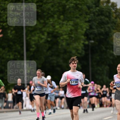 29.06.2025 - hella hamburg halbmarathon Dr. Thomas Lammeyer http://msf.ph/oto/8423600 29.06.2025 10:48:59 Kennedybrücke 1713, 2186, 2692, 3506, 3596, 4215, 4968, 5355, 5730, 5731, 6036, 6895, 6922, 7489, 7610, 7818, 8763, 8870, 9331, 9333, 10303, 10304, 10707 meine-sportfotos.de