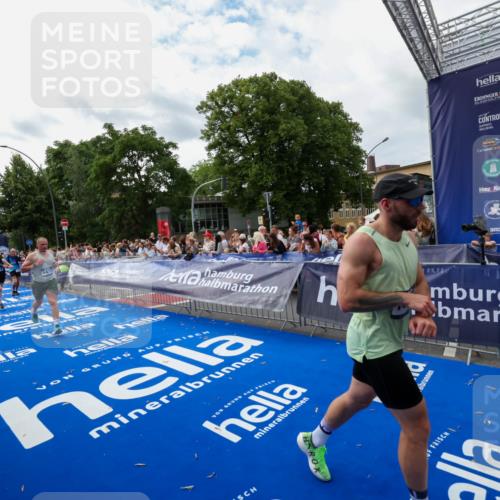 29.06.2025 - hella hamburg halbmarathon Zöllner http://msf.ph/oto/8423605 29.06.2025 10:33:15 Ziel 1910, 6473, 9047, 14167, 14276, 17175, 18455 meine-sportfotos.de