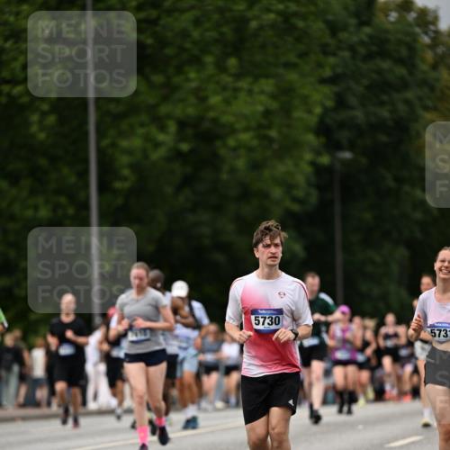 29.06.2025 - hella hamburg halbmarathon Dr. Thomas Lammeyer http://msf.ph/oto/8423606 29.06.2025 10:48:59 Kennedybrücke 1713, 2186, 2692, 3506, 3596, 4215, 4968, 5355, 5730, 5731, 6036, 6895, 6922, 7489, 7610, 7818, 8763, 8870, 9331, 9333, 10303, 10304, 10707 meine-sportfotos.de