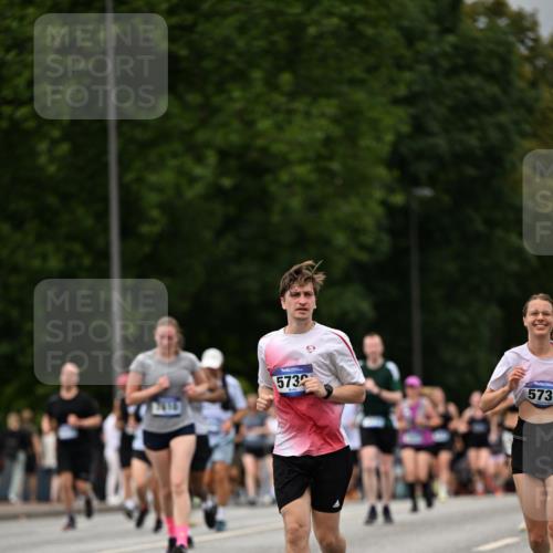 29.06.2025 - hella hamburg halbmarathon Dr. Thomas Lammeyer http://msf.ph/oto/8423616 29.06.2025 10:48:59 Kennedybrücke 1713, 2186, 2692, 3506, 3596, 4215, 4968, 5355, 5730, 5731, 6036, 6895, 6922, 7489, 7610, 7818, 8763, 8870, 9331, 9333, 10303, 10304, 10707 meine-sportfotos.de