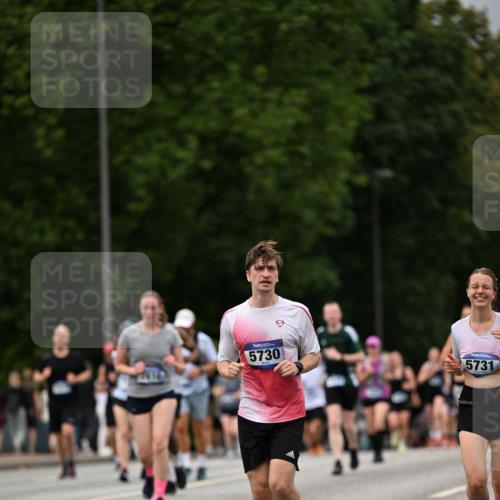 29.06.2025 - hella hamburg halbmarathon Dr. Thomas Lammeyer http://msf.ph/oto/8423619 29.06.2025 10:48:59 Kennedybrücke 1713, 2186, 2692, 3506, 3596, 4215, 4968, 5355, 5730, 5731, 6036, 6895, 6922, 7489, 7610, 7818, 8763, 8870, 9331, 9333, 10303, 10304, 10707 meine-sportfotos.de