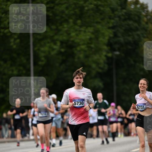 29.06.2025 - hella hamburg halbmarathon Dr. Thomas Lammeyer http://msf.ph/oto/8423621 29.06.2025 10:49:00 Kennedybrücke 1713, 2186, 2692, 3506, 3596, 4215, 5730, 5731, 6036, 6895, 6922, 7489, 7541, 7610, 7818, 8763, 9331, 9333, 10223, 10303, 10304, 10707 meine-sportfotos.de