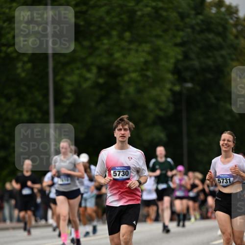 29.06.2025 - hella hamburg halbmarathon Dr. Thomas Lammeyer http://msf.ph/oto/8423625 29.06.2025 10:49:00 Kennedybrücke 1713, 2186, 2692, 3506, 3596, 4215, 5730, 5731, 6036, 6895, 6922, 7489, 7541, 7610, 7818, 8763, 9331, 9333, 10223, 10303, 10304, 10707 meine-sportfotos.de