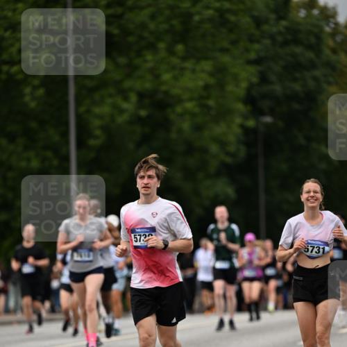 29.06.2025 - hella hamburg halbmarathon Dr. Thomas Lammeyer http://msf.ph/oto/8423632 29.06.2025 10:49:00 Kennedybrücke 1713, 2186, 2692, 3506, 3596, 4215, 5730, 5731, 6036, 6895, 6922, 7489, 7541, 7610, 7818, 8763, 9331, 9333, 10223, 10303, 10304, 10707 meine-sportfotos.de