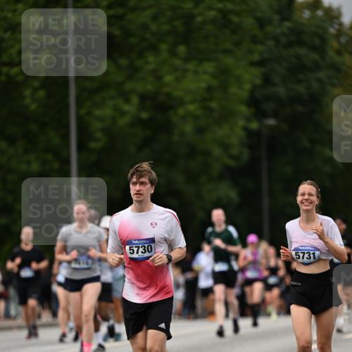 29.06.2025 - hella hamburg halbmarathon Dr. Thomas Lammeyer http://msf.ph/oto/8423637 29.06.2025 10:49:00 Kennedybrücke 1713, 2186, 2692, 3506, 3596, 4215, 5730, 5731, 6036, 6895, 6922, 7489, 7541, 7610, 7818, 8763, 9331, 9333, 10223, 10303, 10304, 10707 meine-sportfotos.de