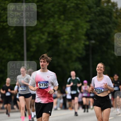 29.06.2025 - hella hamburg halbmarathon Dr. Thomas Lammeyer http://msf.ph/oto/8423648 29.06.2025 10:49:00 Kennedybrücke 1713, 2186, 2692, 3506, 3596, 4215, 5730, 5731, 6036, 6895, 6922, 7489, 7541, 7610, 7818, 8763, 9331, 9333, 10223, 10303, 10304, 10707 meine-sportfotos.de
