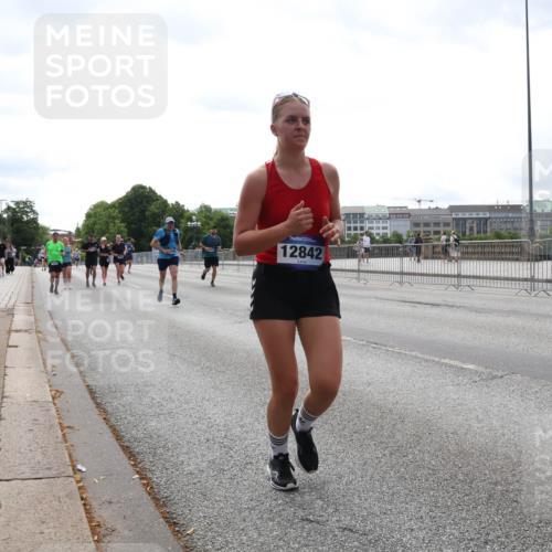 29.06.2025 - hella hamburg halbmarathon Lena Gebhardt http://msf.ph/oto/8423666 29.06.2025 10:28:17 Lombardsbrücke 12842, 1148, 3445, 5177, 5369, 5604, 5718, 5847, 5903, 5939, 6418, 6632, 7497, 7667, 7980, 8215, 8327, 9567, 9653, 9654, 9855, 10434, 11692, 11739, 12780, 12823, 12842, 13045, 13296, 13400, 13568, 13678, 13860, 14017, 14155, 15123, 15607, 15608, 16569, 16804, 18256, 18293, 18604, 19180 meine-sportfotos.de