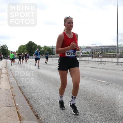 29.06.2025 - hella hamburg halbmarathon Lena Gebhardt http://msf.ph/oto/8423684 29.06.2025 10:28:17 Lombardsbrücke 12842, 1148, 3445, 5177, 5369, 5604, 5718, 5847, 5903, 5939, 6418, 6632, 7497, 7667, 7980, 8215, 8327, 9567, 9653, 9654, 9855, 10434, 11692, 11739, 12780, 12823, 12842, 13045, 13296, 13400, 13568, 13678, 13860, 14017, 14155, 15123, 15607, 15608, 16569, 16804, 18256, 18293, 18604, 19180 meine-sportfotos.de
