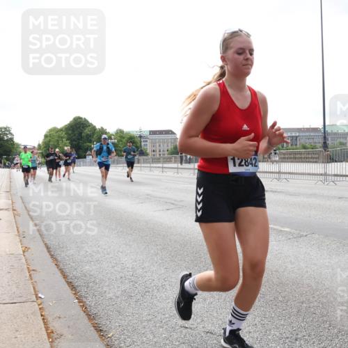 29.06.2025 - hella hamburg halbmarathon Lena Gebhardt http://msf.ph/oto/8423700 29.06.2025 10:28:17 Lombardsbrücke 12842, 1148, 3445, 5177, 5369, 5604, 5718, 5847, 5903, 5939, 6418, 6632, 7497, 7667, 7980, 8215, 8327, 9567, 9653, 9654, 9855, 10434, 11692, 11739, 12780, 12823, 12842, 13045, 13296, 13400, 13568, 13678, 13860, 14017, 14155, 15123, 15607, 15608, 16569, 16804, 18256, 18293, 18604, 19180 meine-sportfotos.de