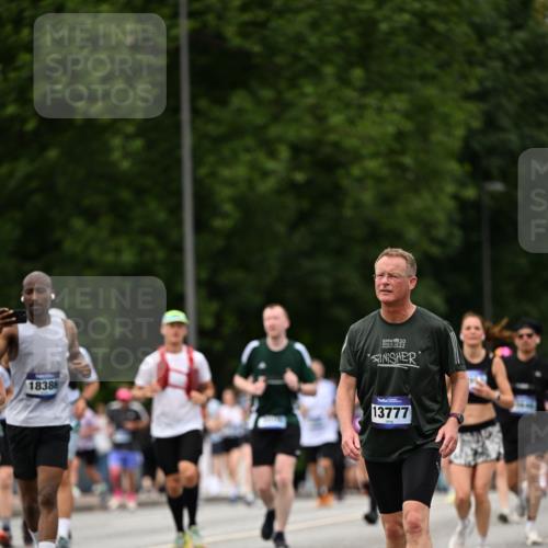 29.06.2025 - hella hamburg halbmarathon Dr. Thomas Lammeyer http://msf.ph/oto/8423711 29.06.2025 10:49:04 Kennedybrücke 1273, 1685, 1713, 2186, 2692, 3238, 3506, 3596, 4215, 5730, 5731, 6002, 6036, 6895, 6922, 7541, 7610, 7818, 10223, 10303, 10304 meine-sportfotos.de