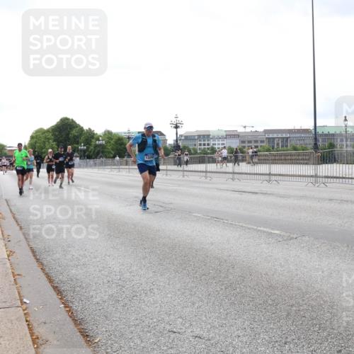 29.06.2025 - hella hamburg halbmarathon Lena Gebhardt http://msf.ph/oto/8423718 29.06.2025 10:28:18 Lombardsbrücke 13296, 1148, 3445, 5177, 5369, 5604, 5718, 5847, 5903, 5939, 6418, 6632, 7497, 7667, 7980, 8215, 8327, 9567, 9653, 9654, 9855, 10434, 11692, 11739, 12780, 12823, 12842, 13045, 13296, 13400, 13568, 13678, 13860, 14017, 14155, 15123, 15607, 15608, 16125, 16569, 16804, 18256, 18293, 18604, 19180 meine-sportfotos.de