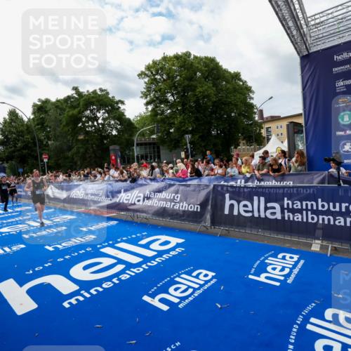 29.06.2025 - hella hamburg halbmarathon Zöllner http://msf.ph/oto/8423724 29.06.2025 10:33:20 Ziel 1959, 4679, 7723, 9047, 14167, 16881, 17175, 18455 meine-sportfotos.de