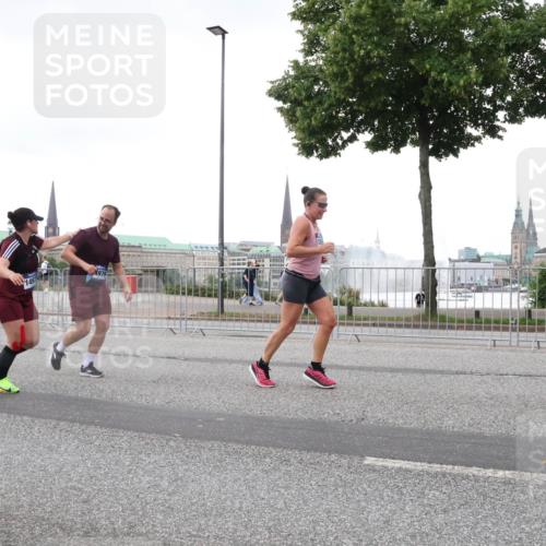 29.06.2025 - hella hamburg halbmarathon Lena Gebhardt http://msf.ph/oto/8423728 29.06.2025 10:53:10 Lombardsbrücke 149, 979, 1340, 1369, 1900, 1906, 2065, 2146, 2291, 2409, 2701, 2988, 3226, 3227, 3787, 4195, 4626, 4729, 5428, 5815, 6135, 6521, 7032, 7068, 7483, 7681, 7737, 7876, 8189, 8212, 8414, 8515, 8641, 8906, 9545, 9685, 9764, 10043, 10055, 10175, 10417, 10490, 10568, 10661, 10879, 10981, 11520, 11524, 11919, 12127, 12128, 12193, 12219, 12700, 12994, 13489, 13916, 13917, 14009, 14038, 14765, 14807, 14977, 14979, 16137 meine-sportfotos.de