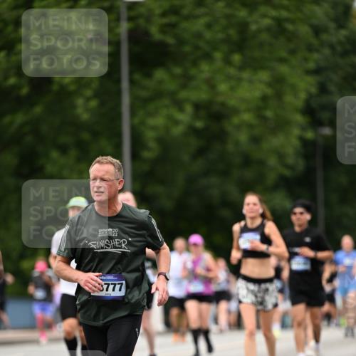 29.06.2025 - hella hamburg halbmarathon Dr. Thomas Lammeyer http://msf.ph/oto/8423762 29.06.2025 10:49:05 Kennedybrücke 1273, 1685, 1713, 2186, 2692, 3238, 3506, 3596, 4215, 5730, 5731, 6002, 6036, 6895, 6922, 7541, 7610, 7818, 8605, 10223, 10303, 10304 meine-sportfotos.de