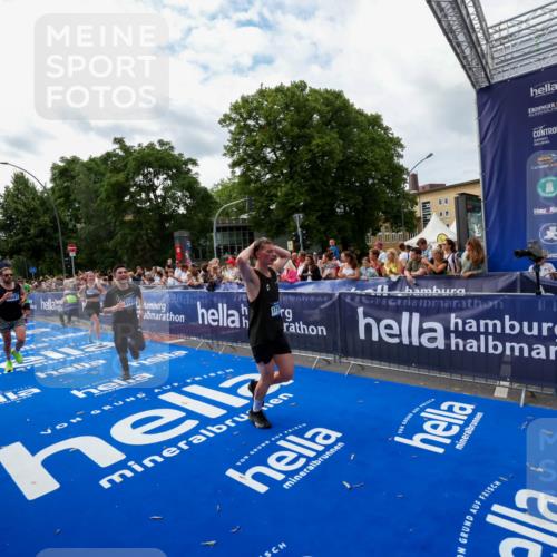 29.06.2025 - hella hamburg halbmarathon Zöllner http://msf.ph/oto/8423780 29.06.2025 10:33:21 Ziel 1959, 4679, 7723, 9047, 14167, 16881, 17175, 18455 meine-sportfotos.de