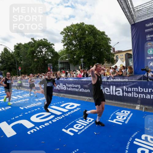 29.06.2025 - hella hamburg halbmarathon Zöllner http://msf.ph/oto/8423786 29.06.2025 10:33:22 Ziel 1959, 4679, 7723, 9047, 14167, 16881, 17175, 18455 meine-sportfotos.de