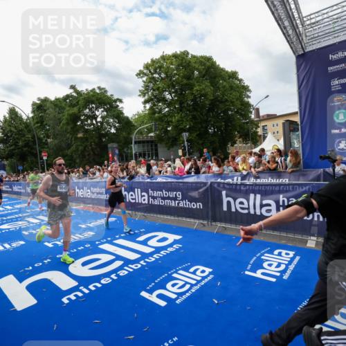 29.06.2025 - hella hamburg halbmarathon Zöllner http://msf.ph/oto/8423804 29.06.2025 10:33:22 Ziel 1959, 4679, 7723, 9047, 14167, 16881, 17175, 18455 meine-sportfotos.de