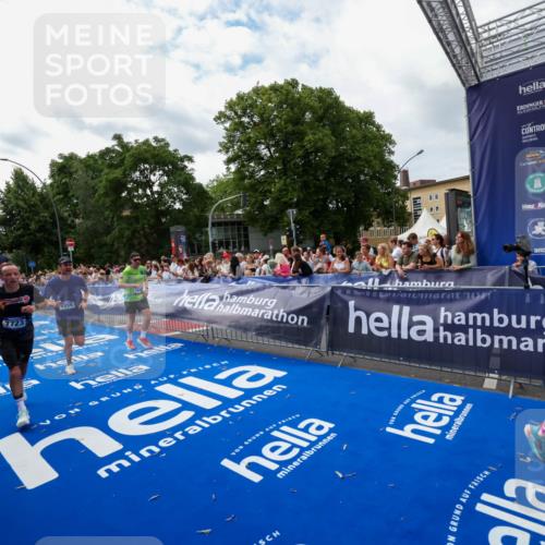 29.06.2025 - hella hamburg halbmarathon Zöllner http://msf.ph/oto/8423843 29.06.2025 10:33:24 Ziel 1959, 4679, 7723, 9047, 16881, 17056, 17489, 18455 meine-sportfotos.de