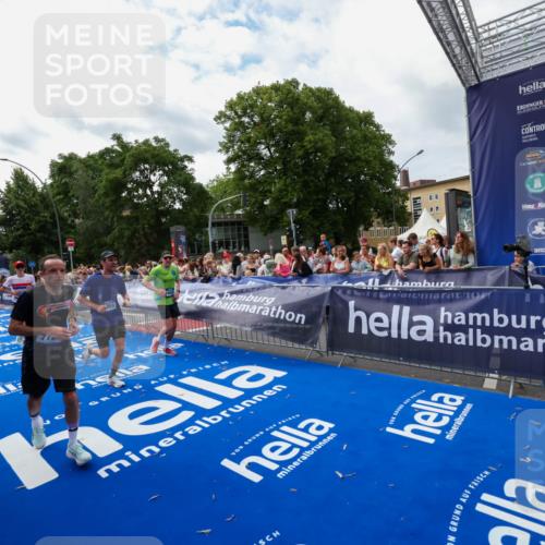 29.06.2025 - hella hamburg halbmarathon Zöllner http://msf.ph/oto/8423855 29.06.2025 10:33:24 Ziel 1959, 4679, 7723, 9047, 16881, 17056, 17489, 18455 meine-sportfotos.de