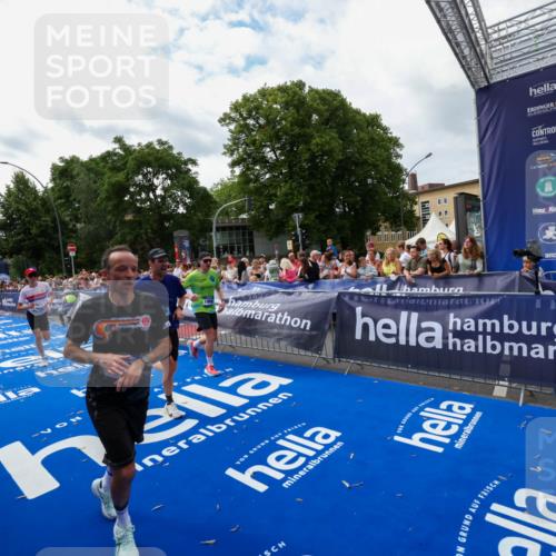 29.06.2025 - hella hamburg halbmarathon Zöllner http://msf.ph/oto/8423863 29.06.2025 10:33:24 Ziel 1959, 4679, 7723, 9047, 16881, 17056, 17489, 18455 meine-sportfotos.de