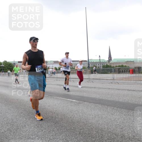 29.06.2025 - hella hamburg halbmarathon Lena Gebhardt http://msf.ph/oto/8423885 29.06.2025 10:53:12 Lombardsbrücke 16156, 134, 2291, 10661, 1340, 1900, 1906, 2065, 2146, 2291, 2409, 2701, 2988, 3226, 3787, 4195, 4626, 4729, 5428, 5815, 6041, 6044, 6135, 6521, 7032, 7068, 7483, 7681, 7737, 7876, 8189, 8212, 8414, 8515, 8641, 8906, 9545, 9685, 9764, 10043, 10055, 10175, 10417, 10490, 10568, 10661, 10981, 11520, 11524, 11919, 12127, 12128, 12193, 12219, 12700, 13489, 13916, 13917, 14009, 14038, 14765, 14807, 14977, 14979, 16137 meine-sportfotos.de