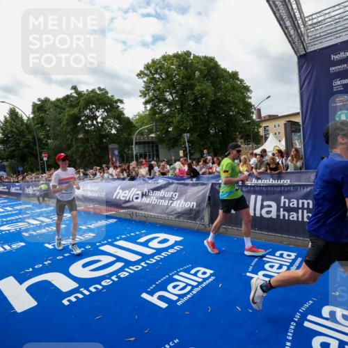29.06.2025 - hella hamburg halbmarathon Zöllner http://msf.ph/oto/8423898 29.06.2025 10:33:25 Ziel 1959, 4679, 7723, 8956, 16881, 17056, 17489 meine-sportfotos.de