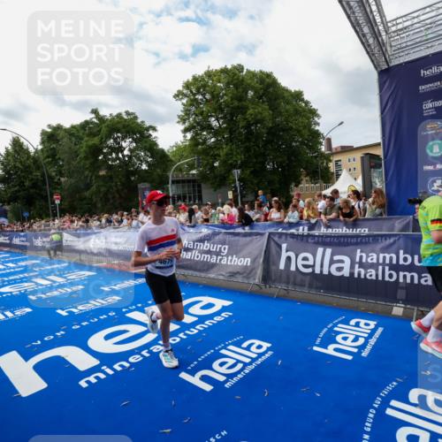 29.06.2025 - hella hamburg halbmarathon Zöllner http://msf.ph/oto/8423919 29.06.2025 10:33:26 Ziel 1959, 4602, 4679, 8956, 16881, 17056, 17489 meine-sportfotos.de