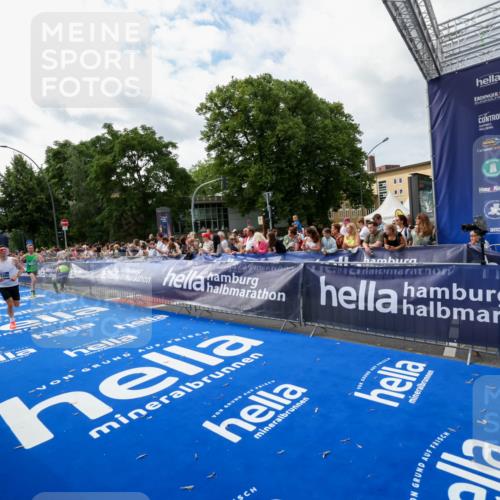29.06.2025 - hella hamburg halbmarathon Zöllner http://msf.ph/oto/8423934 29.06.2025 10:33:29 Ziel 4602, 8956, 15326, 16931, 17056, 17489, 18731 meine-sportfotos.de