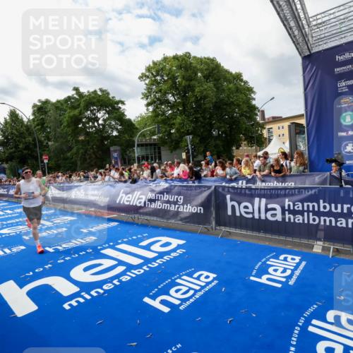 29.06.2025 - hella hamburg halbmarathon Zöllner http://msf.ph/oto/8423952 29.06.2025 10:33:30 Ziel 4602, 8956, 15326, 16931, 17056, 17489, 18731 meine-sportfotos.de