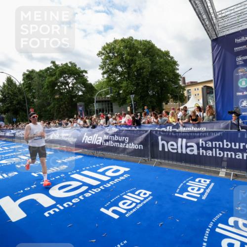 29.06.2025 - hella hamburg halbmarathon Zöllner http://msf.ph/oto/8423960 29.06.2025 10:33:30 Ziel 4602, 8956, 15326, 16931, 17056, 17489, 18731 meine-sportfotos.de