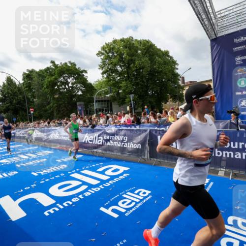 29.06.2025 - hella hamburg halbmarathon Zöllner http://msf.ph/oto/8423989 29.06.2025 10:33:31 Ziel 4602, 8956, 15326, 16931, 17056, 17489, 18731 meine-sportfotos.de