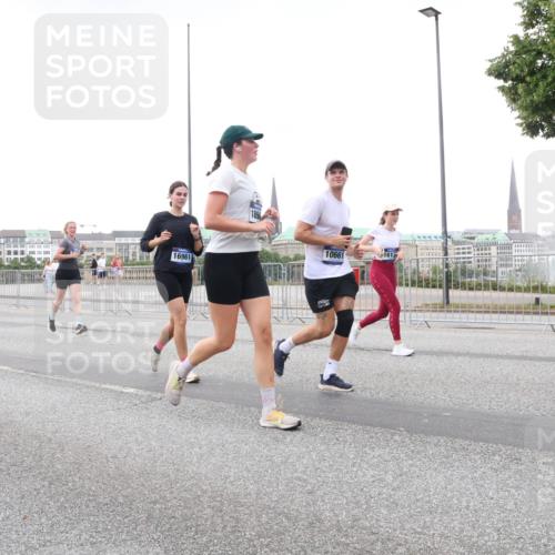 29.06.2025 - hella hamburg halbmarathon Lena Gebhardt http://msf.ph/oto/8423995 29.06.2025 10:53:14 Lombardsbrücke 10661, 1613, 16961, 1340, 1709, 1900, 1906, 1984, 2065, 2146, 2291, 2409, 2701, 2988, 3226, 3787, 4195, 4626, 4729, 5428, 5562, 5815, 6041, 6044, 6135, 6521, 7032, 7068, 7483, 7681, 7737, 7876, 8189, 8212, 8414, 8515, 8906, 9456, 9545, 9685, 9764, 9785, 10043, 10055, 10175, 10417, 10490, 10568, 10661, 10981, 11520, 11524, 11919, 12127, 12128, 12193, 12219, 12700, 13489, 13916, 13917, 14009, 14038, 14765, 14807, 14977, 14979, 16137 meine-sportfotos.de