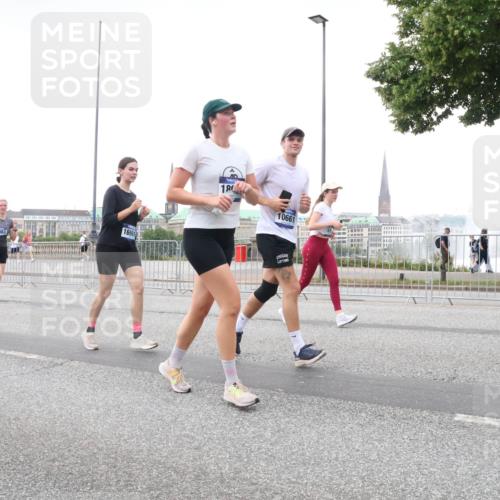29.06.2025 - hella hamburg halbmarathon Lena Gebhardt http://msf.ph/oto/8424009 29.06.2025 10:53:14 Lombardsbrücke 16961, 180, 10661, 1340, 1709, 1900, 1906, 1984, 2065, 2146, 2291, 2409, 2701, 2988, 3226, 3787, 4195, 4626, 4729, 5428, 5562, 5815, 6041, 6044, 6135, 6521, 7032, 7068, 7483, 7681, 7737, 7876, 8189, 8212, 8414, 8515, 8906, 9456, 9545, 9685, 9764, 9785, 10043, 10055, 10175, 10417, 10490, 10568, 10661, 10981, 11520, 11524, 11919, 12127, 12128, 12193, 12219, 12700, 13489, 13916, 13917, 14009, 14038, 14765, 14807, 14977, 14979, 16137 meine-sportfotos.de