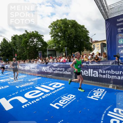 29.06.2025 - hella hamburg halbmarathon Zöllner http://msf.ph/oto/8424010 29.06.2025 10:33:32 Ziel 4602, 8956, 15326, 16931, 17056, 17489, 18731, 18854 meine-sportfotos.de