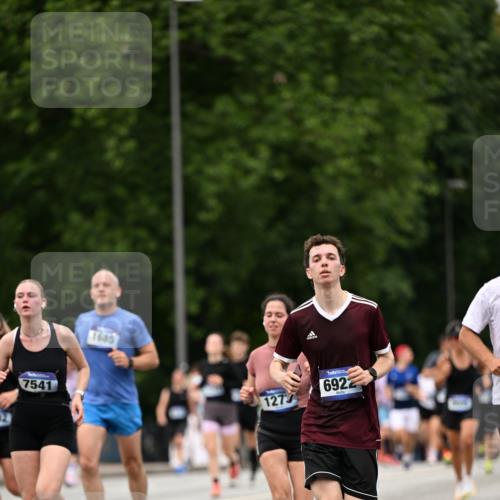 29.06.2025 - hella hamburg halbmarathon Dr. Thomas Lammeyer http://msf.ph/oto/8424024 29.06.2025 10:49:14 Kennedybrücke 1273, 1685, 1713, 3238, 3506, 4215, 5730, 5731, 6002, 6922, 7216, 7541, 7610, 7818, 8605, 9084, 9085, 10223, 10303, 10304 meine-sportfotos.de