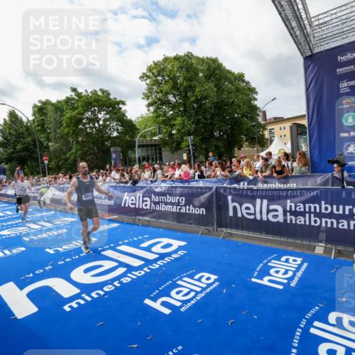 29.06.2025 - hella hamburg halbmarathon Zöllner http://msf.ph/oto/8424032 29.06.2025 10:33:33 Ziel 4602, 8956, 15326, 16931, 17056, 18731, 18854 meine-sportfotos.de