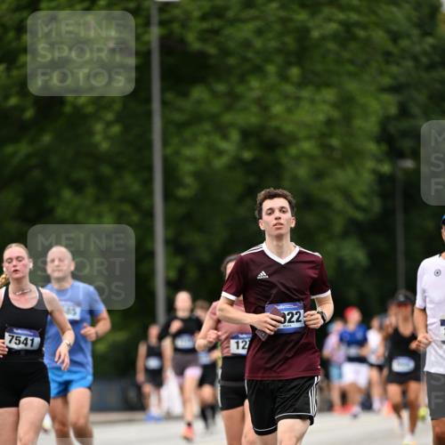 29.06.2025 - hella hamburg halbmarathon Dr. Thomas Lammeyer http://msf.ph/oto/8424035 29.06.2025 10:49:14 Kennedybrücke 1273, 1685, 1713, 3238, 3506, 4215, 5730, 5731, 6002, 6922, 7216, 7541, 7610, 7818, 8605, 9084, 9085, 10223, 10303, 10304 meine-sportfotos.de