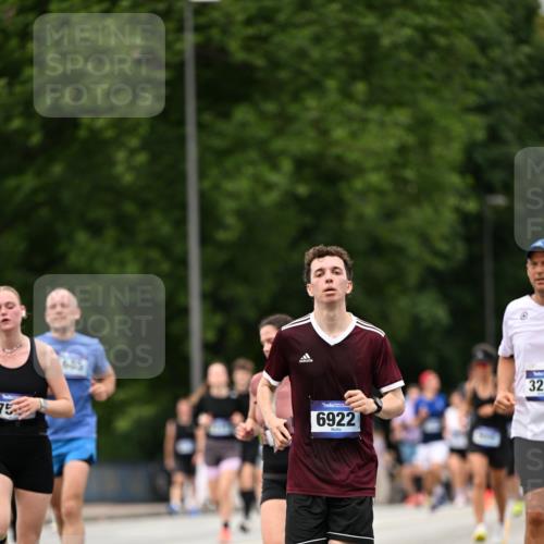 29.06.2025 - hella hamburg halbmarathon Dr. Thomas Lammeyer http://msf.ph/oto/8424040 29.06.2025 10:49:14 Kennedybrücke 1273, 1685, 1713, 3238, 3506, 4215, 5730, 5731, 6002, 6922, 7216, 7541, 7610, 7818, 8605, 9084, 9085, 10223, 10303, 10304 meine-sportfotos.de
