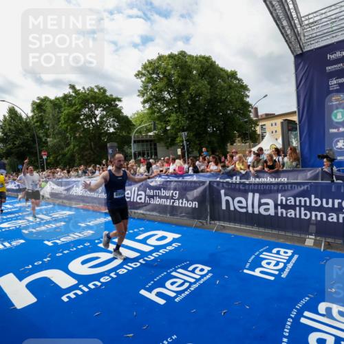 29.06.2025 - hella hamburg halbmarathon Zöllner http://msf.ph/oto/8424043 29.06.2025 10:33:33 Ziel 4602, 8956, 15326, 16931, 17056, 18731, 18854 meine-sportfotos.de