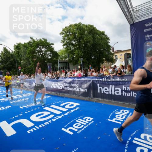 29.06.2025 - hella hamburg halbmarathon Zöllner http://msf.ph/oto/8424050 29.06.2025 10:33:34 Ziel 4602, 8312, 8956, 15326, 16931, 18731, 18854 meine-sportfotos.de