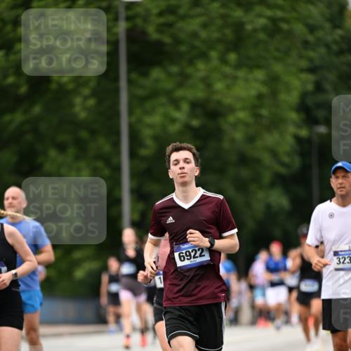 29.06.2025 - hella hamburg halbmarathon Dr. Thomas Lammeyer http://msf.ph/oto/8424051 29.06.2025 10:49:15 Kennedybrücke 1024, 1273, 1685, 1713, 3238, 3506, 4215, 5730, 5731, 6002, 6922, 7216, 7541, 7610, 7818, 8605, 8745, 9084, 9085, 10223, 10303, 10304 meine-sportfotos.de