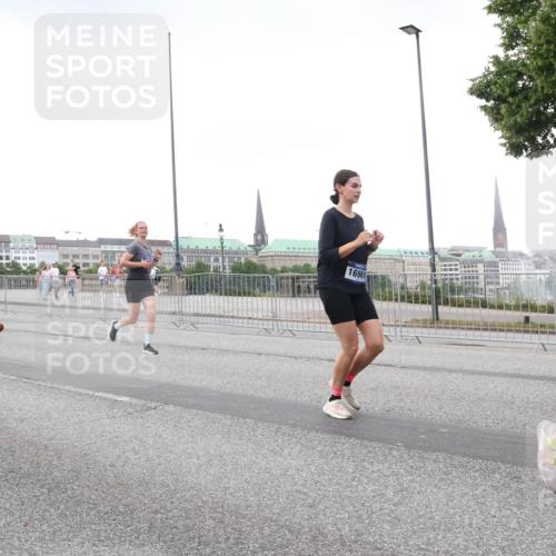 29.06.2025 - hella hamburg halbmarathon Lena Gebhardt http://msf.ph/oto/8424064 29.06.2025 10:53:15 Lombardsbrücke 16156, 16961, 1340, 1709, 1900, 1906, 1984, 2065, 2146, 2291, 2409, 2701, 2988, 3226, 3787, 4195, 4595, 4626, 4729, 5428, 5562, 5815, 6041, 6044, 6135, 6521, 7032, 7068, 7483, 7611, 7681, 7737, 7876, 8189, 8212, 8414, 8515, 8906, 9456, 9545, 9685, 9764, 9785, 10043, 10055, 10175, 10417, 10490, 10568, 10661, 10981, 11520, 11524, 11919, 12127, 12128, 12193, 12219, 12700, 13489, 13916, 13917, 14009, 14038, 14765, 14807, 14977, 14979, 16137 meine-sportfotos.de