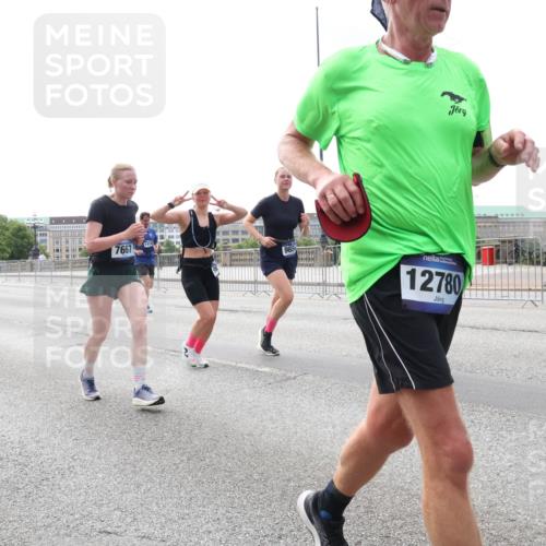 29.06.2025 - hella hamburg halbmarathon Lena Gebhardt http://msf.ph/oto/8424078 29.06.2025 10:28:24 Lombardsbrücke 13400, 7667, 12780, 3445, 5369, 5604, 5718, 5847, 5903, 5939, 6102, 6418, 6632, 7497, 7667, 7980, 8215, 8327, 8560, 9567, 9642, 9653, 9654, 9716, 9855, 10434, 11692, 11739, 12780, 12842, 13045, 13296, 13400, 13568, 13678, 14017, 14155, 15123, 15608, 16125, 18256, 18293, 18604, 19180 meine-sportfotos.de